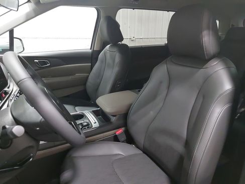 New 2026 Kia Carnival EX image 17