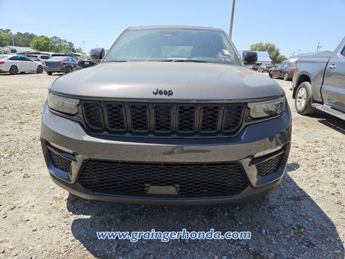 Used 2024 Jeep Grand Cherokee Limited w/ Black Appearance Package AWD/4WD image 3