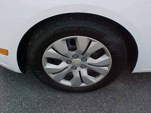 Used 2013 Chevrolet Cruze LS FWD image 4