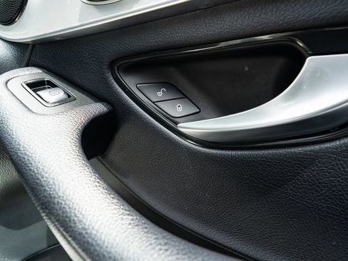 Used 2019 Mercedes-Benz GLC 300 4MATIC w/ Premium Package image 16