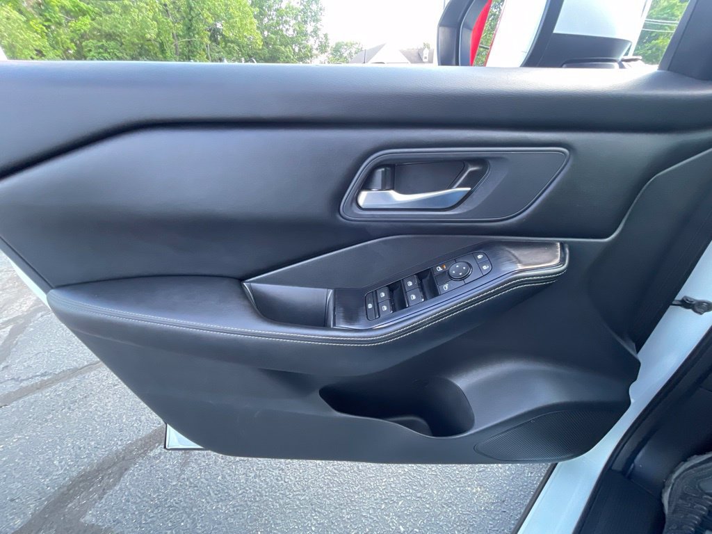 Certified 2025 Nissan Rogue SV AWD/4WD image 9