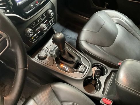 Used 2019 Jeep Cherokee Limited AWD/4WD image 18