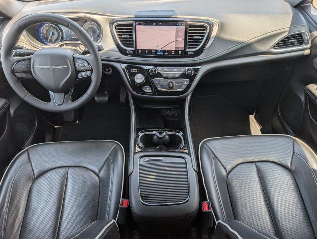 Used 2025 Chrysler Pacifica Limited FWD image 5