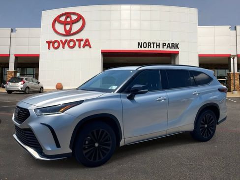 Certified 2025 Toyota Highlander XSE AWD/4WD image 1