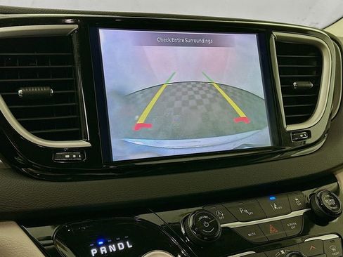 Certified 2024 Chrysler Pacifica Touring-L image 21