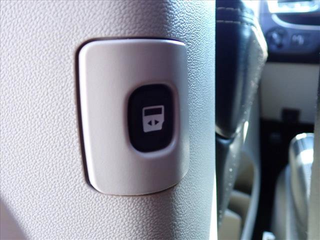 Used 2017 Dodge Grand Caravan SXT w/ Rear Park Assist Package FWD image 12