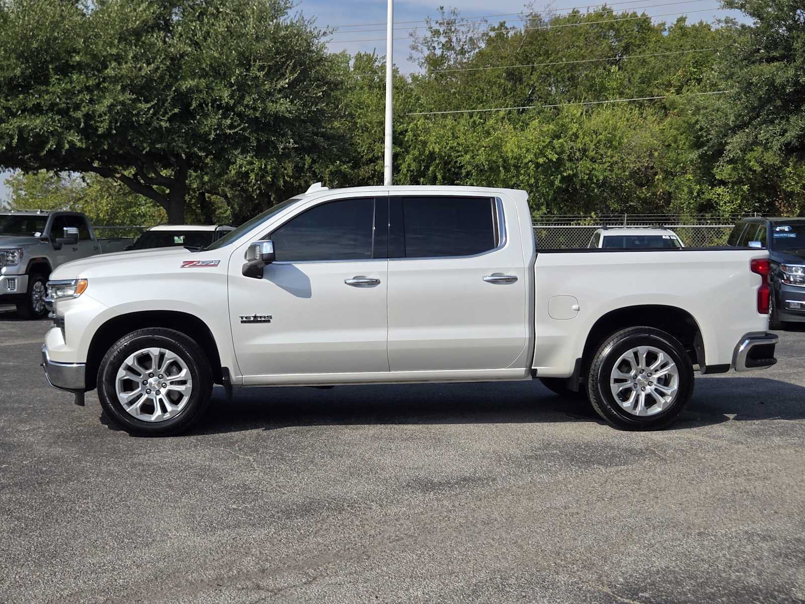 Certified 2022 Chevrolet Silverado 1500 LTZ w/ LTZ Premium Texas Edition AWD/4WD image 4