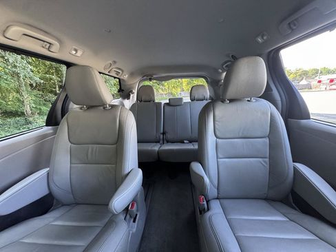Used 2018 Toyota Sienna XLE w/ XLE Navigation Package AWD/4WD image 15