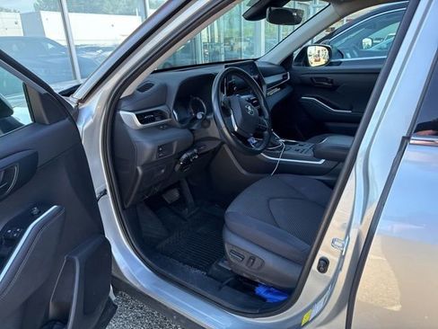 Used 2020 Toyota Highlander LE AWD/4WD image 13