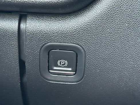 Used 2023 Chevrolet Silverado 1500 Custom image 17