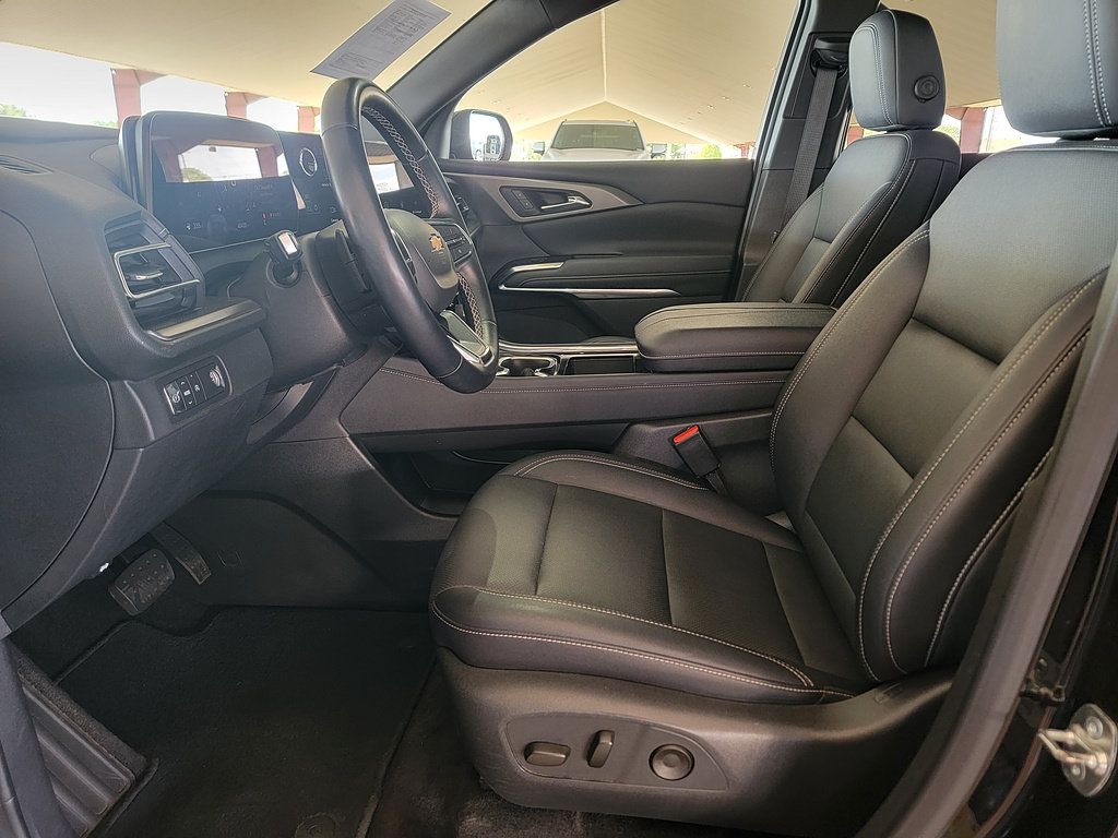 Used 2025 Chevrolet Traverse LT FWD image 2