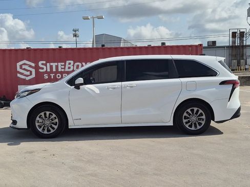 Used 2021 Toyota Sienna LE FWD image 3