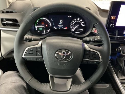 Used 2025 Toyota Sienna XLE image 13