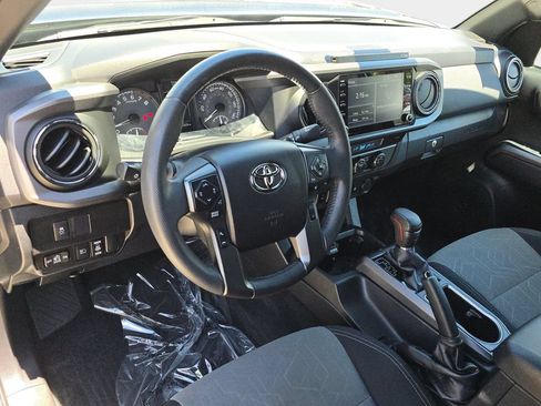Used 2021 Toyota Tacoma TRD Off-Road w/ Technology Package AWD/4WD image 18