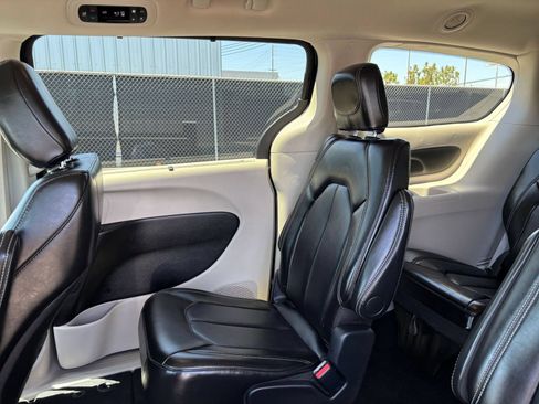 Used 2024 Chrysler Pacifica Touring-L FWD image 41