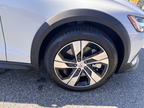 Certified 2024 Volvo V60 B5 Cross Country Plus image 5