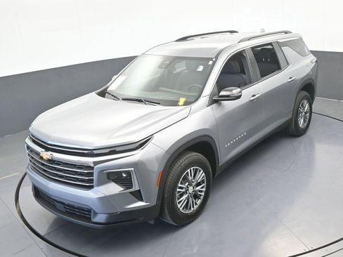 Used 2025 Chevrolet Traverse LT image 48