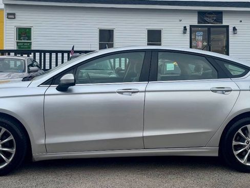 Used 2017 Ford Fusion SE image 2