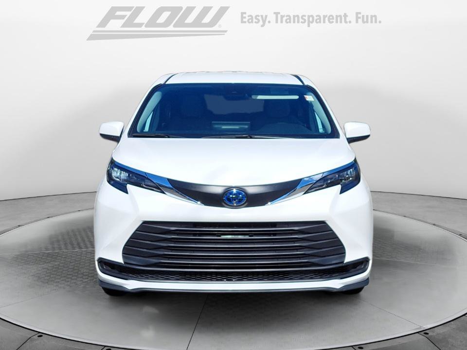 Used 2025 Toyota Sienna LE AWD/4WD image 3