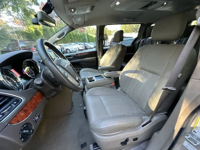 Used 2014 Chrysler Town & Country Touring-L FWD image 13