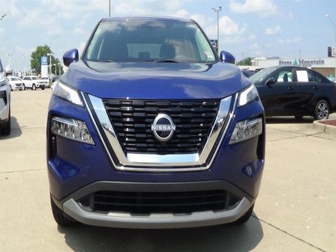 Used 2023 Nissan Rogue SV image 3