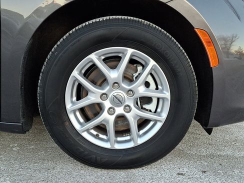 Used 2023 Chrysler Voyager LX image 8