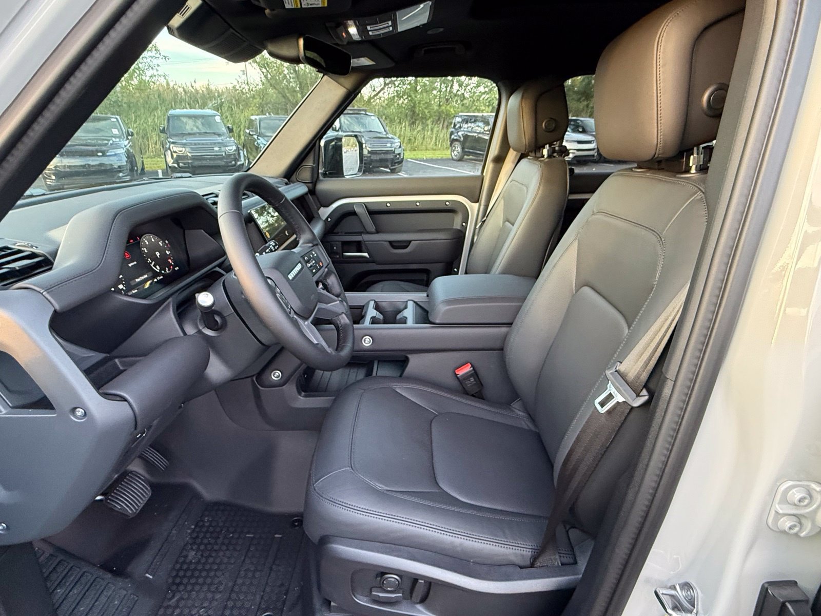 New 2026 Land Rover Defender 110 X-Dynamic SE AWD/4WD image 14