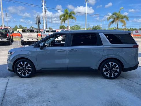 Used 2023 Kia Carnival EX FWD image 6