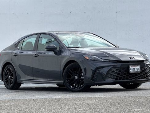 Used 2025 Toyota Camry SE image 2