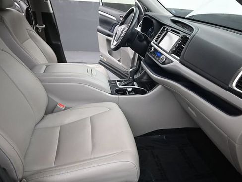 Used 2018 Toyota Highlander XLE FWD image 19