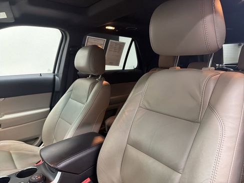 Used 2014 Ford Explorer XLT w/ Equipment Group 202A image 16