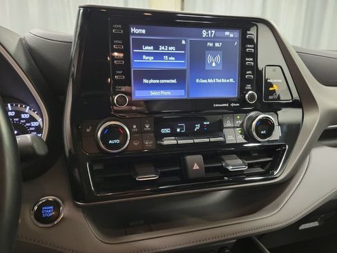 Used 2022 Toyota Highlander XLE AWD/4WD image 17