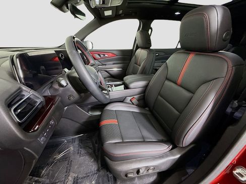 Used 2025 Chevrolet Traverse RS image 21