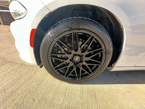 Used 2015 Dodge Charger SXT image 33