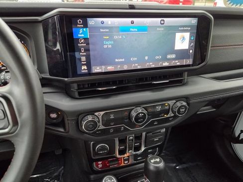Used 2024 Jeep Wrangler Unlimited Rubicon AWD/4WD image 22