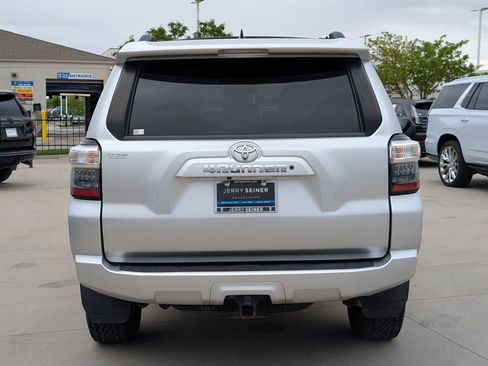 Used 2020 Toyota 4Runner SR5 AWD/4WD image 4