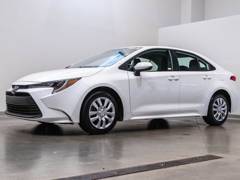 Used 2025 Toyota Corolla LE FWD image 3