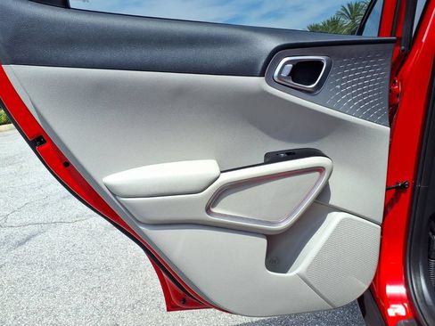 Certified 2025 Kia Soul LX w/ LX Technology Package FWD image 21