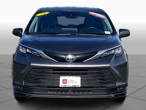 Certified 2024 Toyota Sienna LE image 3