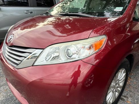 Used 2016 Toyota Sienna XLE Premium FWD image 4