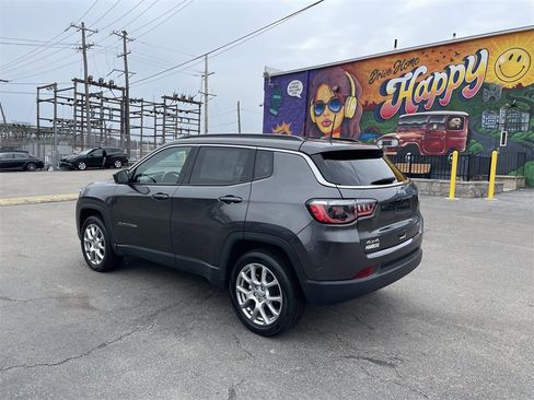 Certified 2022 Jeep Compass Latitude image 3