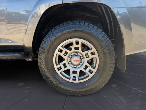 Used 2018 Toyota 4Runner SR5 AWD/4WD image 28