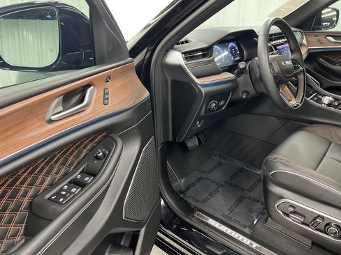 Used 2025 Jeep Grand Cherokee Summit w/ Obsidian Package image 18