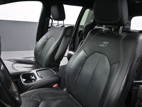 Used 2021 Chrysler Pacifica Touring-L w/ Uconnect Theater Family Group image 11