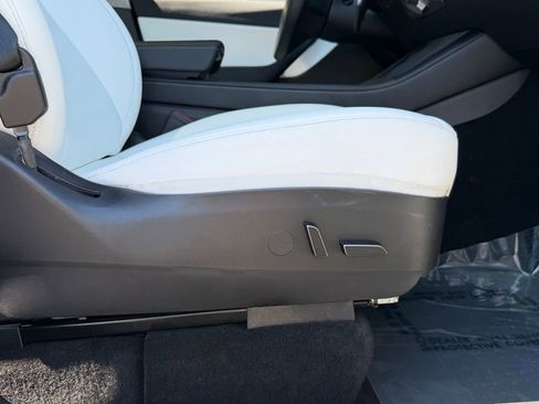 Used 2022 Tesla Model Y Long Range image 32