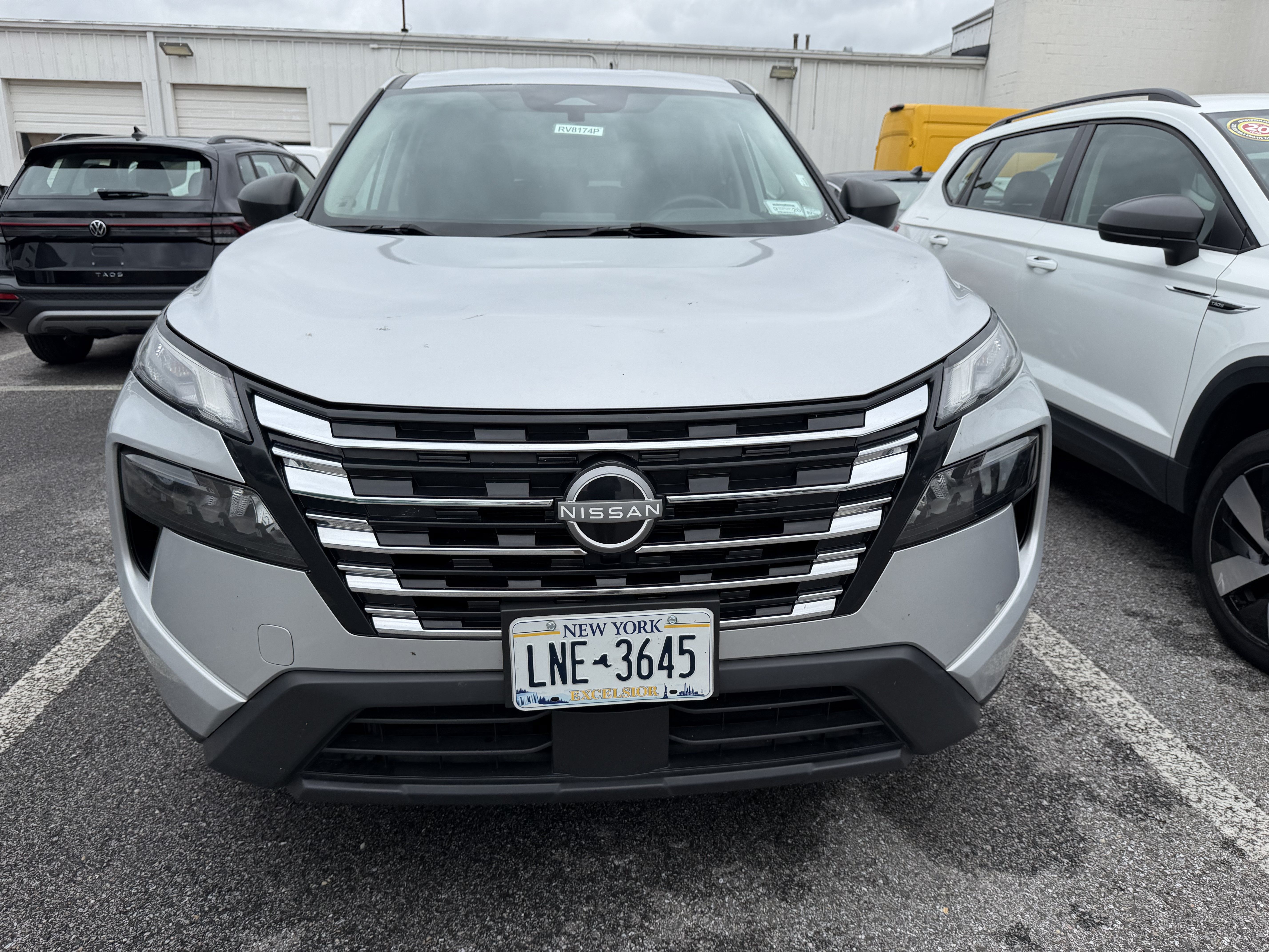 Used 2024 Nissan Rogue S AWD/4WD image 2