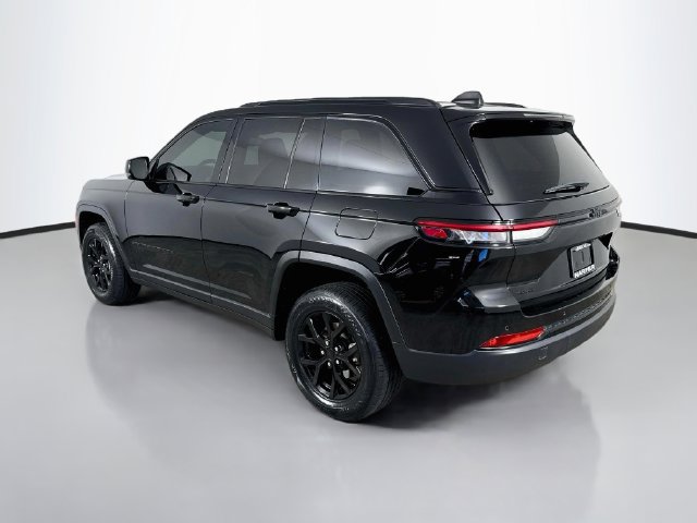 Used 2024 Jeep Grand Cherokee Altitude AWD/4WD image 10