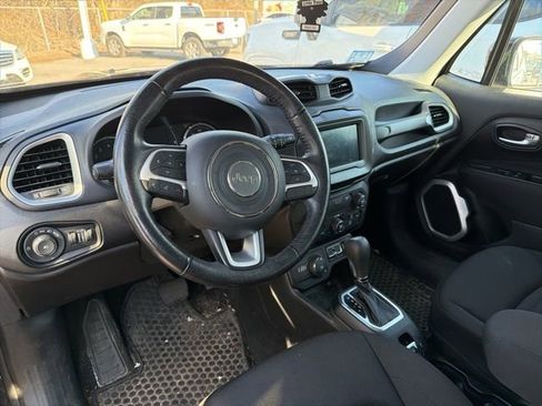 Used 2018 Jeep Renegade Latitude w/ Cold Weather Group AWD/4WD image 5