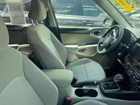 Certified 2025 Kia Soul LX w/ LX Technology Package FWD image 5