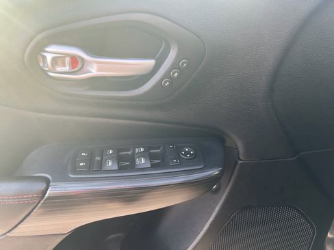 Used 2016 Jeep Cherokee Trailhawk w/ Comfort/Convenience Group image 17